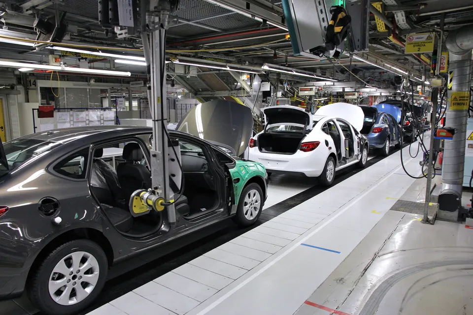 汽車裝配產線中的工業機器設備與車身,作為智慧製造資料來源脈絡示意。